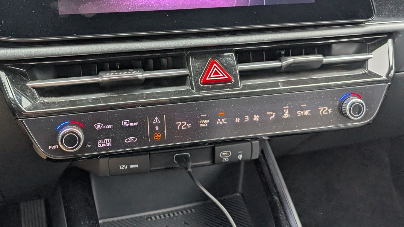Kia EV6 interface, currently in the air conditioning mode. Dust isn't mine, it's a rental.